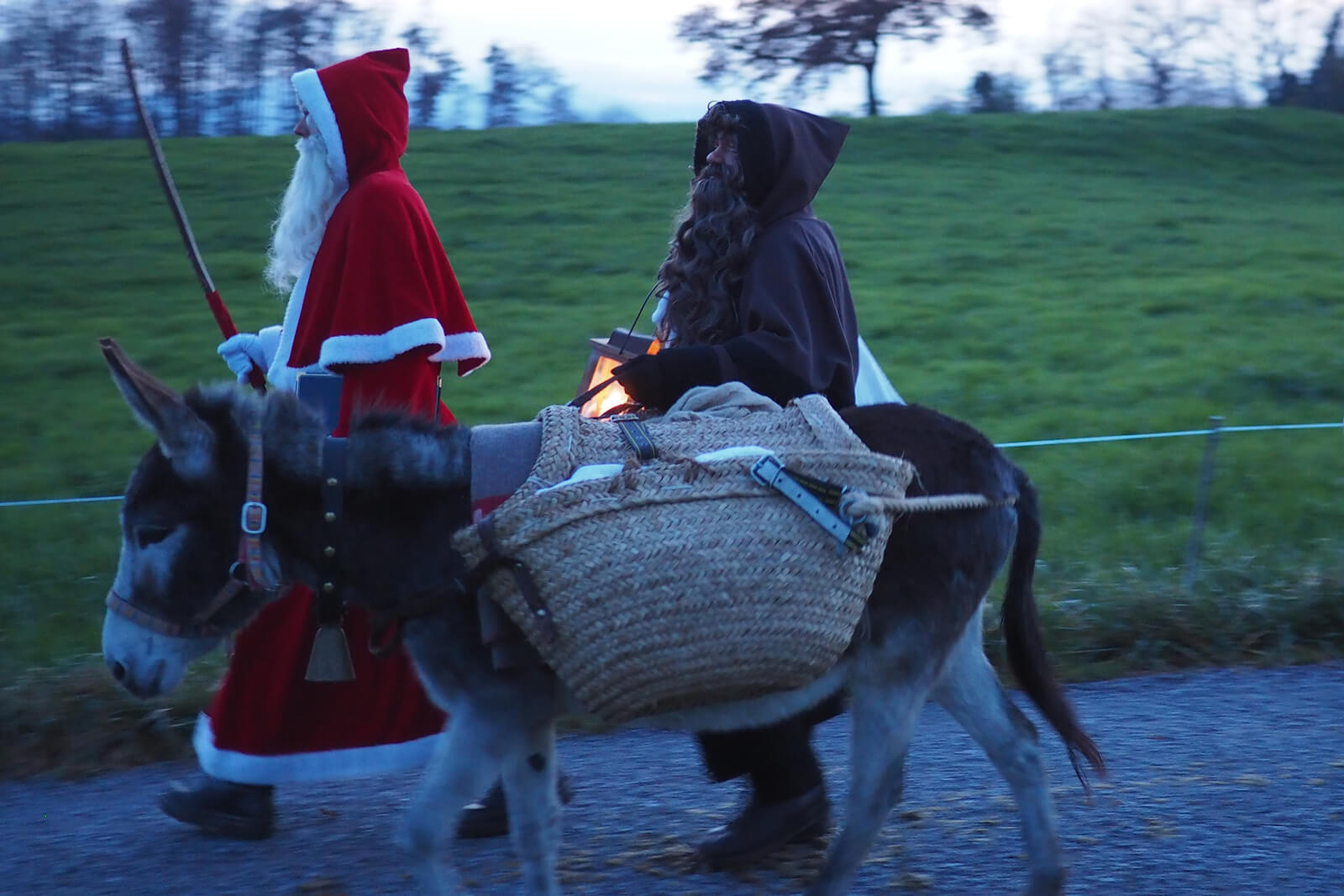 How Swiss Santa Works - Samichlaus and Schmutzli with Donkey