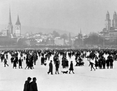 Walking on Frozen Lake Zurich - Seegfoerni 1963