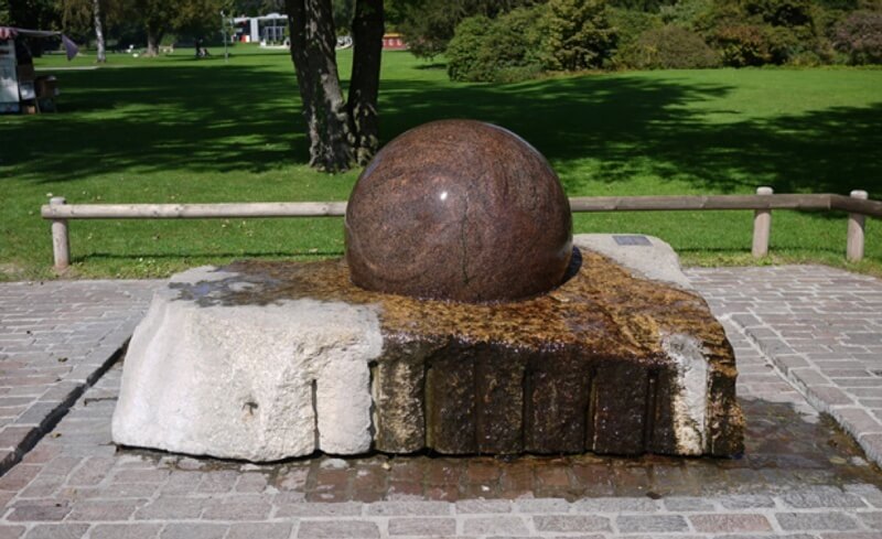 Zurich-Fountain-Zuerihorn