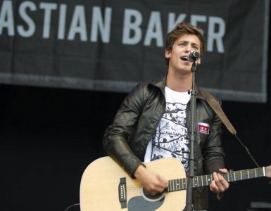 Heidi.com - Swiss Fashion Ambassador Bastian Baker