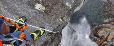 Lazaro Schaller - Cliff Dive