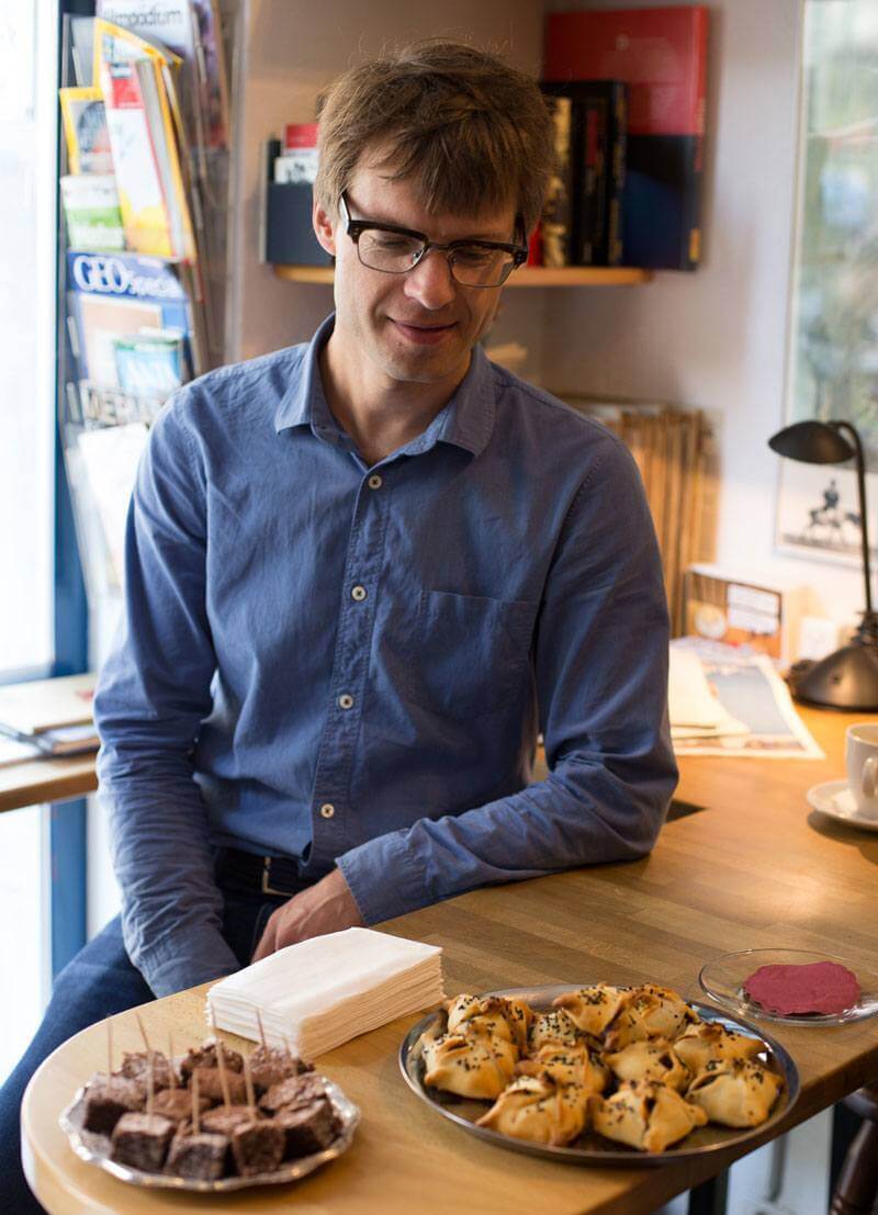 Slow Food Zurich - One of the guests looking at the fresh baked goods at Café Le Mur. The spinach pastries are inspired by one of the owner’s Turkish backgrounds.