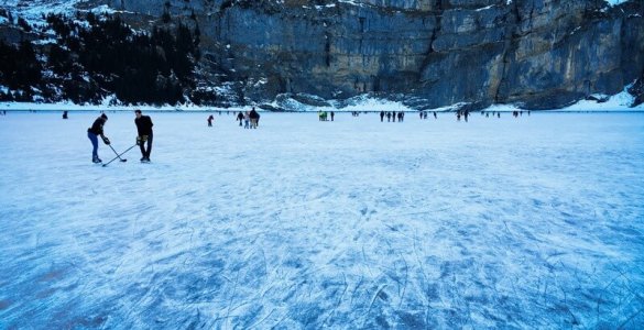 Oeschinensee - Ice Skating 2015