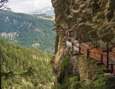 Hiking the historic Suonen in Valais