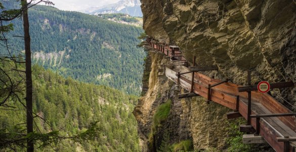 Hiking the historic Suonen in Valais