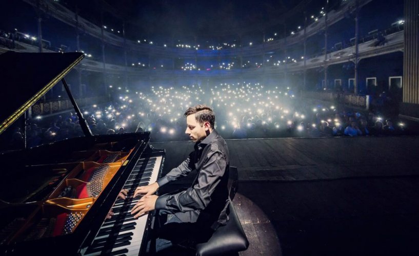 Record pianist Peter Bence will be performing live in Zürich