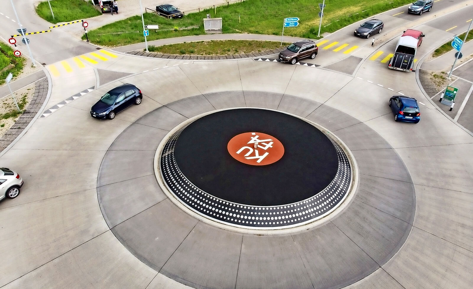 KUFA-Kreisel-Turntable-Roundabout-Lyss-0