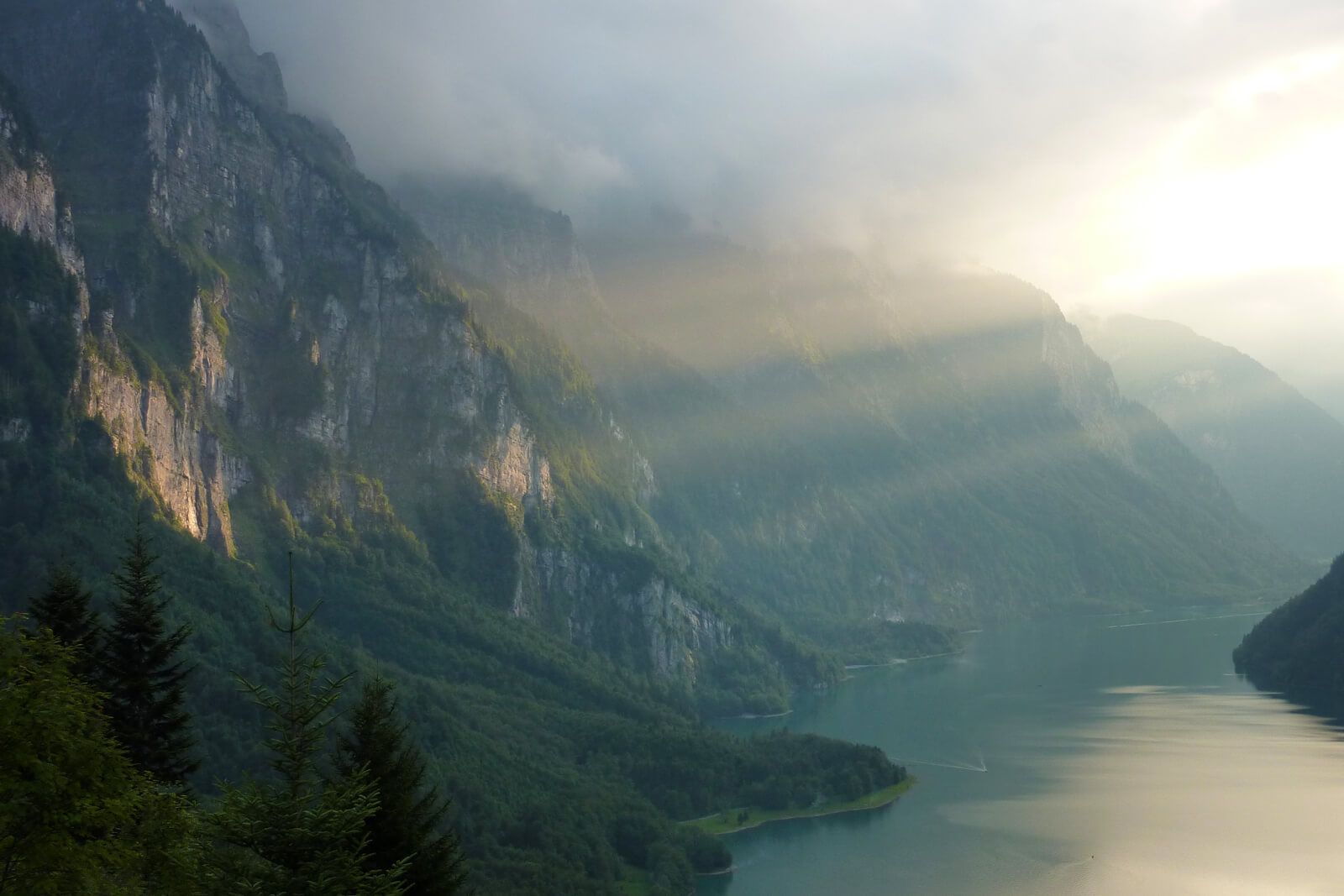 Lake Klöntal looks like New Zealand