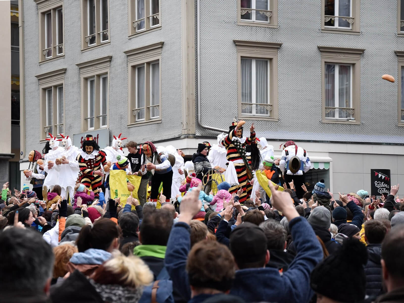 Brotauswerfen Einsiedeln (Copyright STV Einsiedeln)