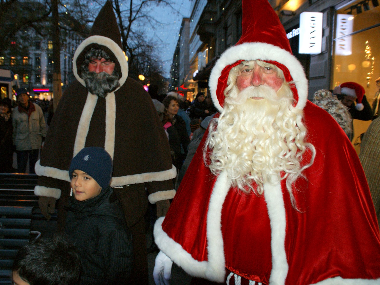 Samichlaus and Schmutzli during Samichlaus Einzug in Zürich