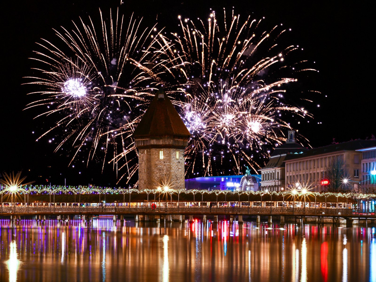 Neujahrszauber Luzern - Lucerne Fireworks (Copyright Luzern Tourismus/Walter Huwiler)