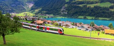 Luzern-Interlaken Express at Lake Lungern