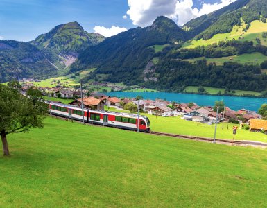 Luzern-Interlaken Express at Lake Lungern