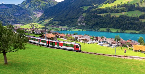 Luzern-Interlaken Express at Lake Lungern