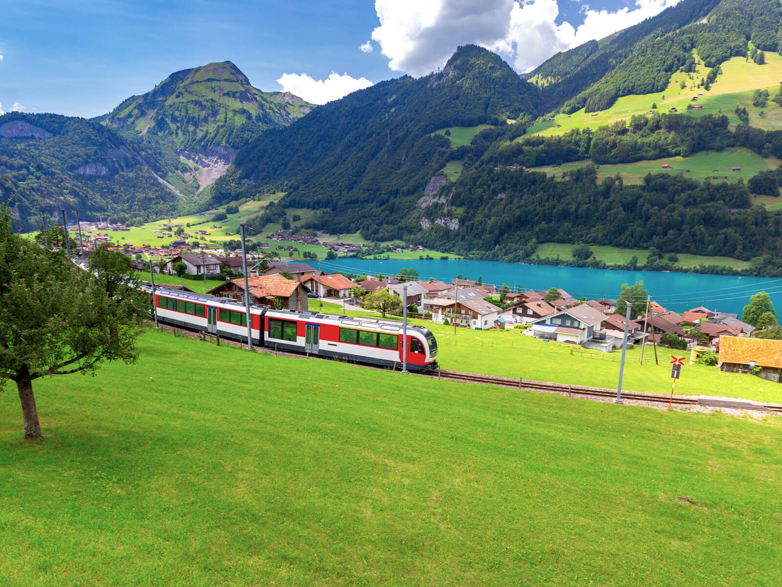 Luzern-Interlaken Express at Lake Lungern