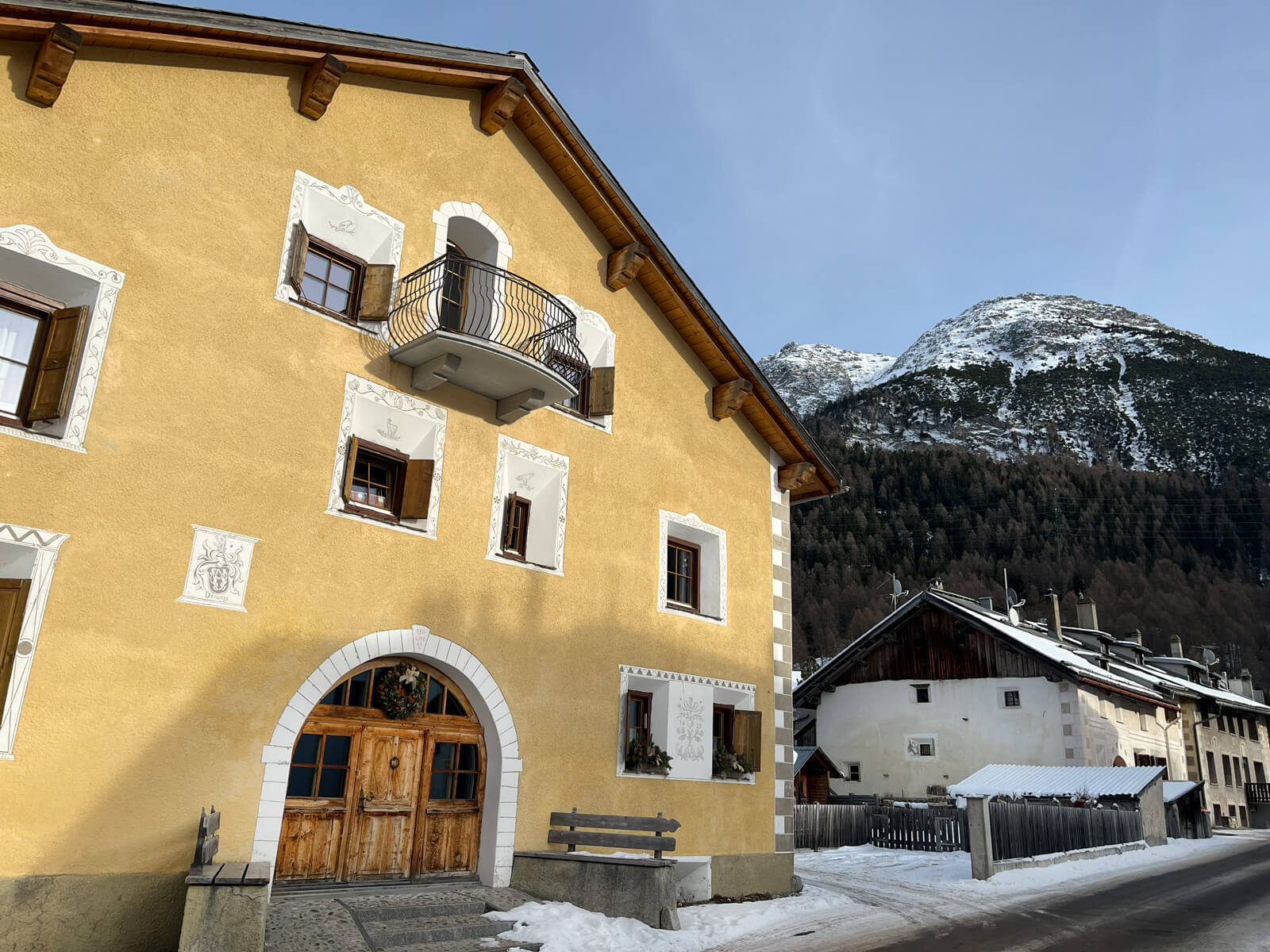 La-Punt Architecture - Yellow Engadine House
